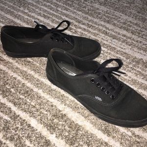 Vans black low top shoes. Size-6 in women